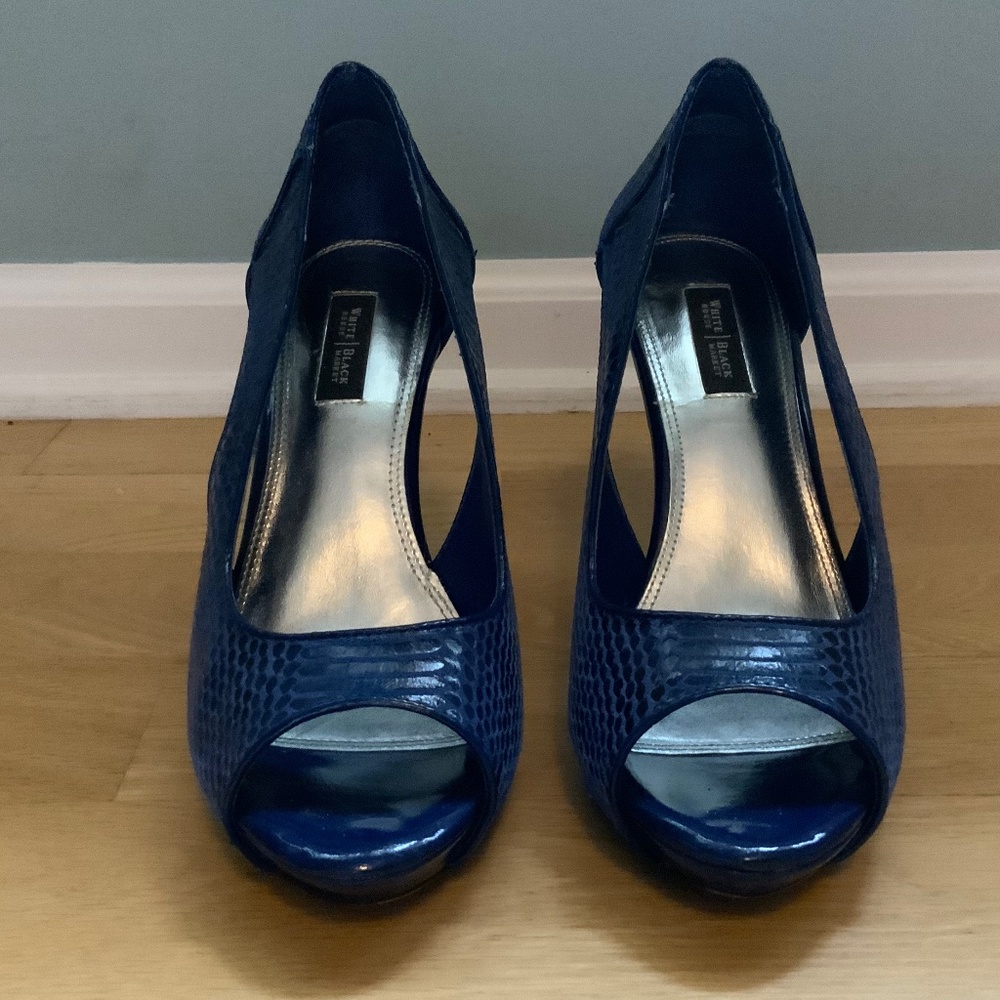 White House Black Market heels size 8, blue